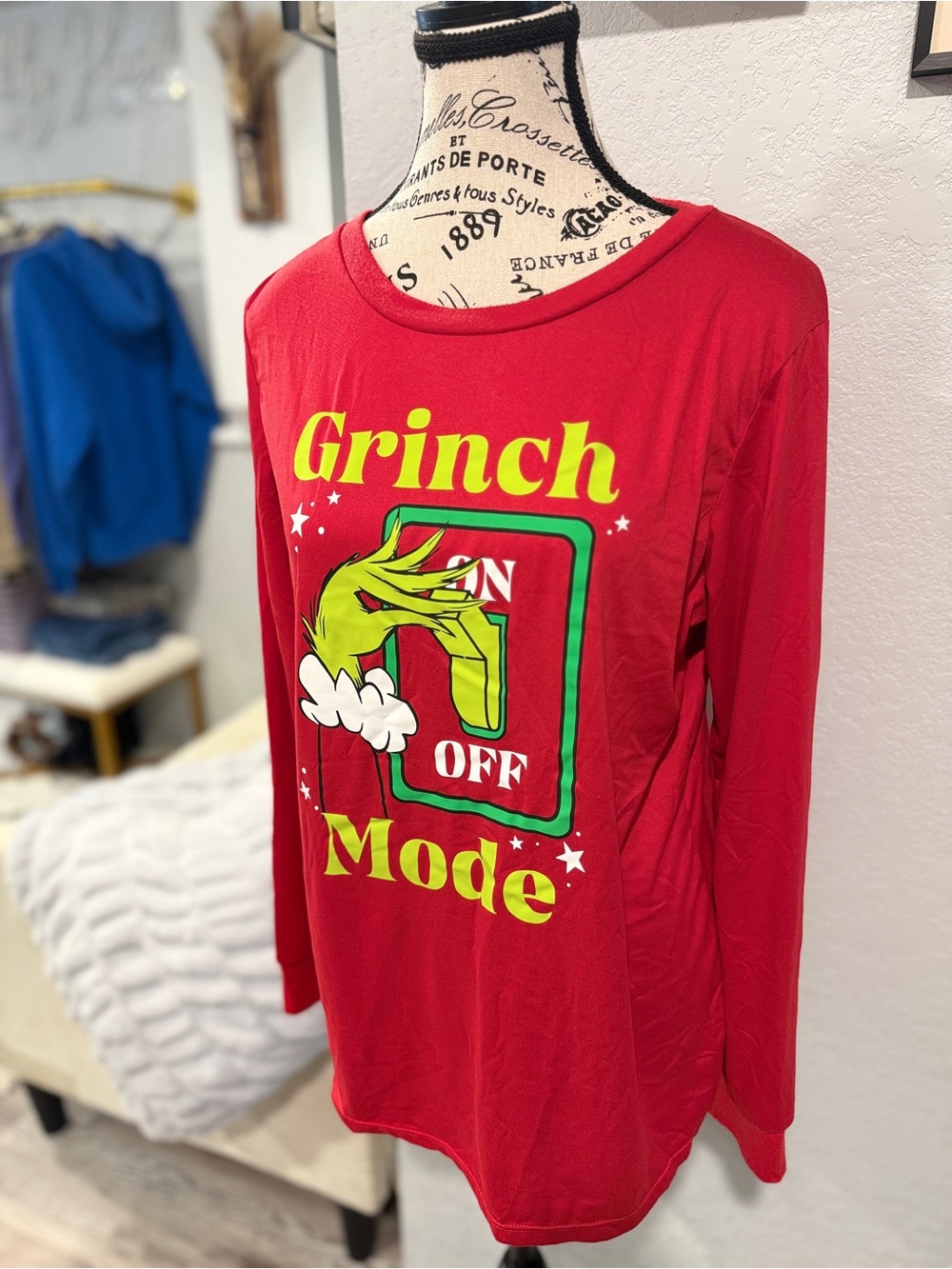 Dr. Seuss Grinch Mode Christmas Graphic Tee Size Medium Red Long Sleeve Shirt - Picture 3 of 5